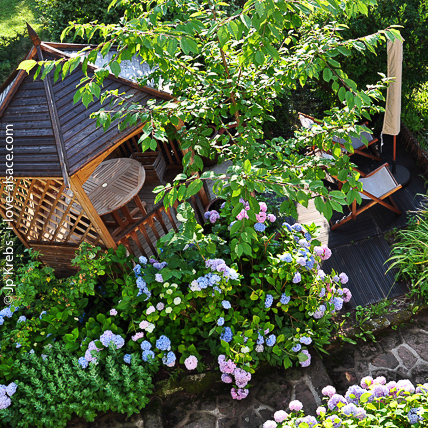 The secluded terrace of the Mountain Hiker apartment: a little corner in the garden to enjoy sitting or eating outside 