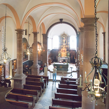 Dans l'église du monastère de Ste Odile, des pèlerins alsaciens se relaient jour et nuit depuis des dizaines d'année pour une adoration perpétuelle