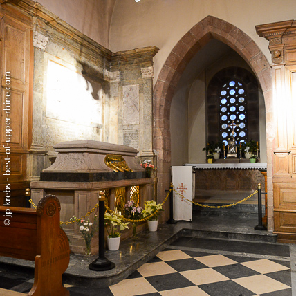 Le tombeau et sarcophage de Sainte Odile dans une petite chapelle romane adjacente à l'église.