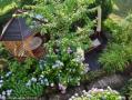 Ein Gartenhäuschen mit Essecke, kleine Terrasse, 2 Gartenstühle und Sonnenschirm steht für unsere Gäste der WANDERER Fewo zu Verfügung.